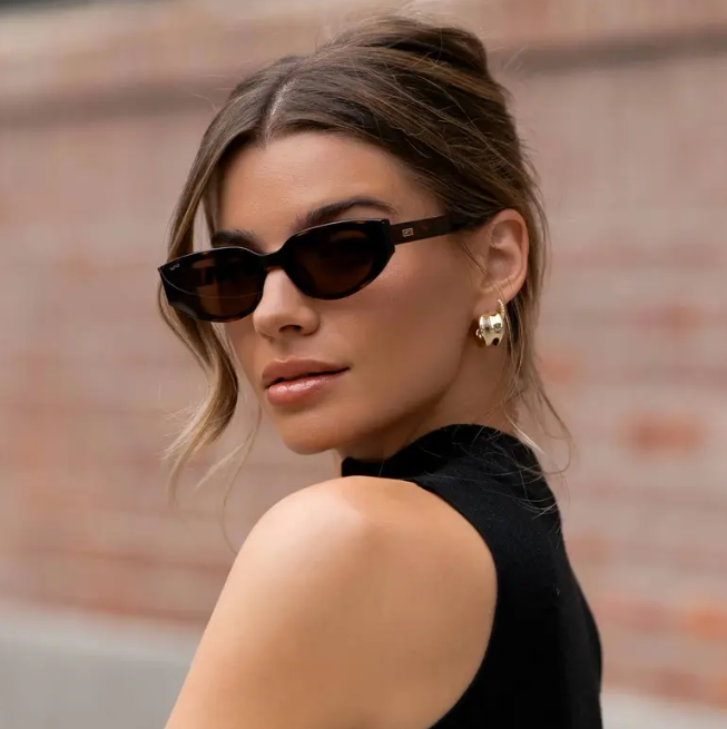 Modern Cat-Eye Sunglasses with Flat Lens – Chic Shades for Women